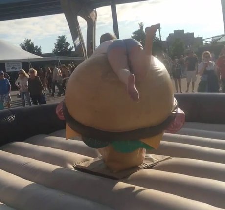 Sydney Poniewaz ポルノスター 写真