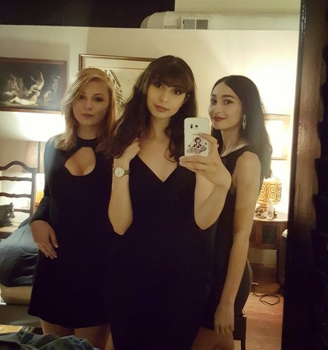 Sydney Poniewaz 裸のスター ギャラリー