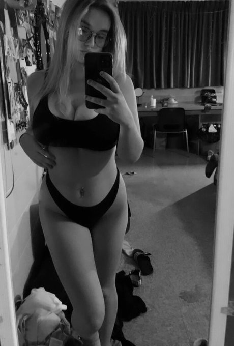 Hailey F ホットなモデル 写真