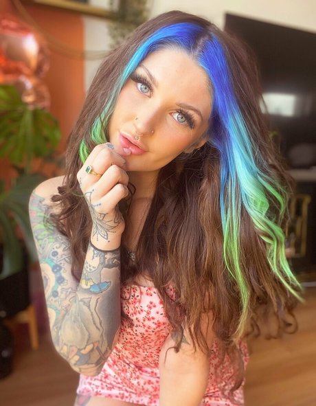 黒檀の厚いオンリーファンズ セクシーヌード 写真