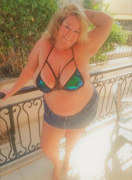 bustybbwbrit ポルノスター 可愛い 写真