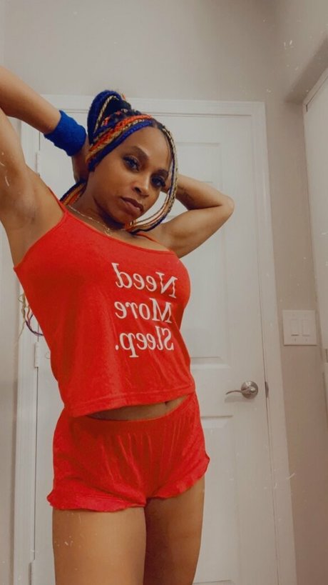 タイのレディーボーイオンリーファンズ アダルト 写真