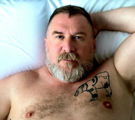 巨乳クーガーオンリーファンズ セクシー 画像