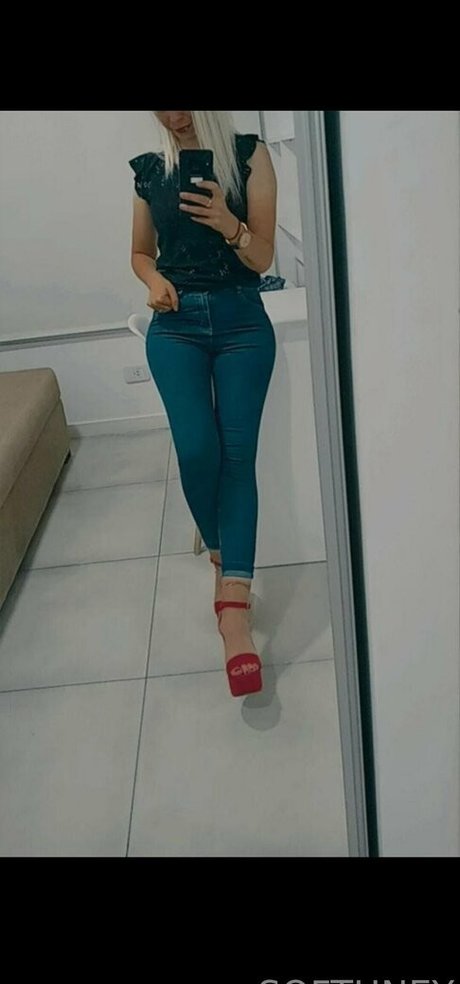 巨乳クーガーオンリーファンズ 美しい裸 写真