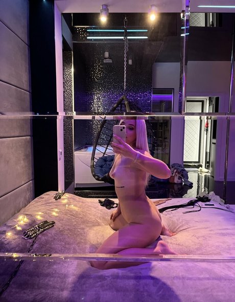 黒のランジェリーオンリーファンズ 美しい 画像