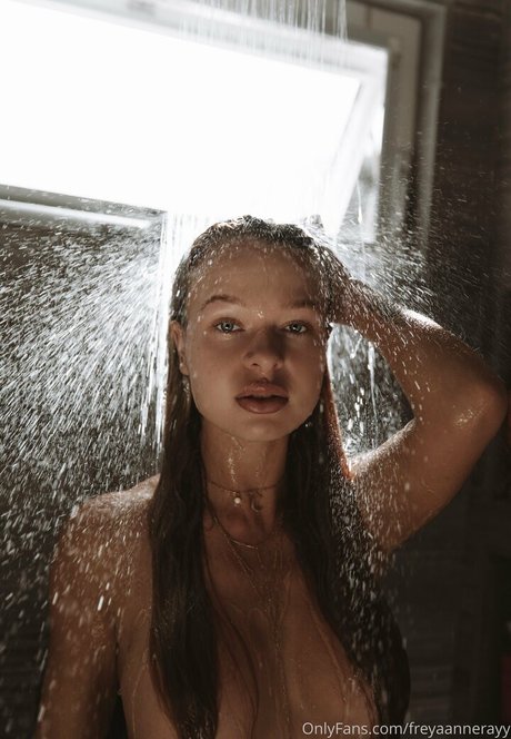 freyaannerayy ヌードスター 写真