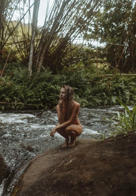 オナニー 潮吹き オンリーファンズ セクシー裸 写真