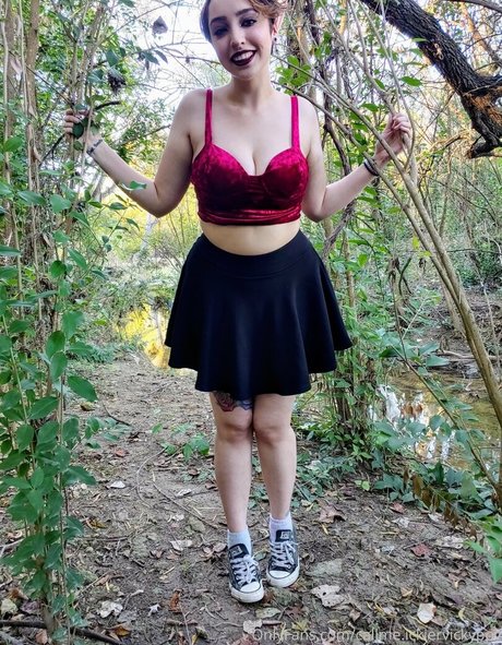 callme ickiervickyfree 裸モデル 画像