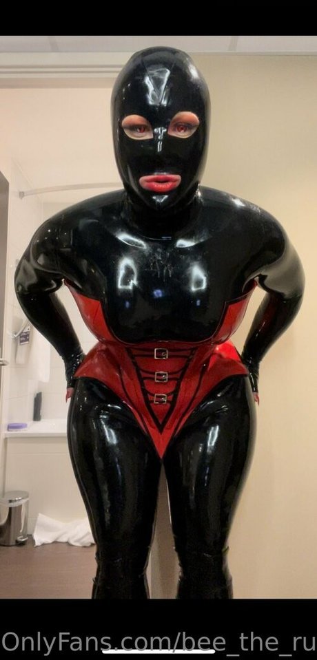 bee the rubber doll 裸の女優 写真