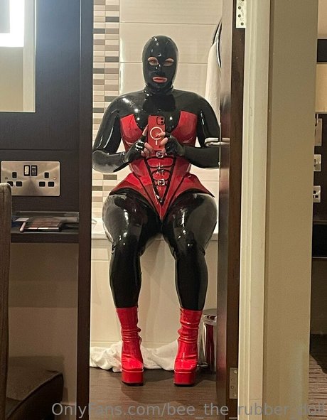bee the rubber doll ヌードのポルノスター 画像