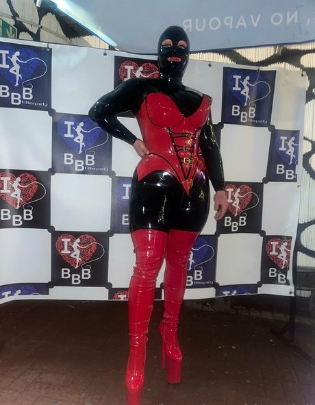 bee the rubber doll エロティックなスター アーカイブ