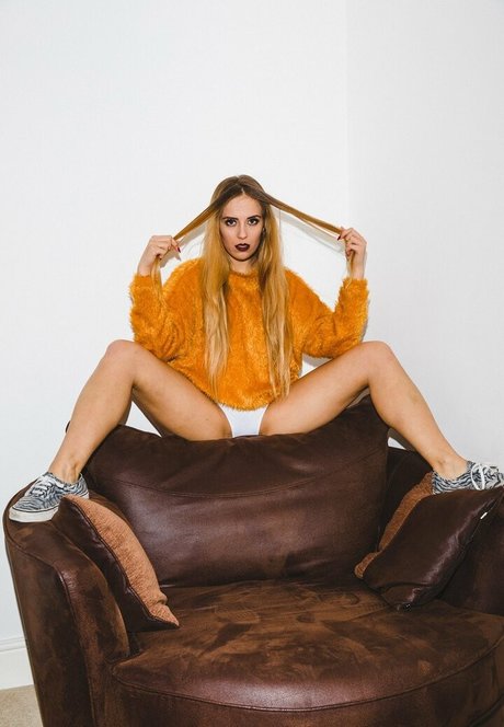 Monika Lara Smith アートスター 写真