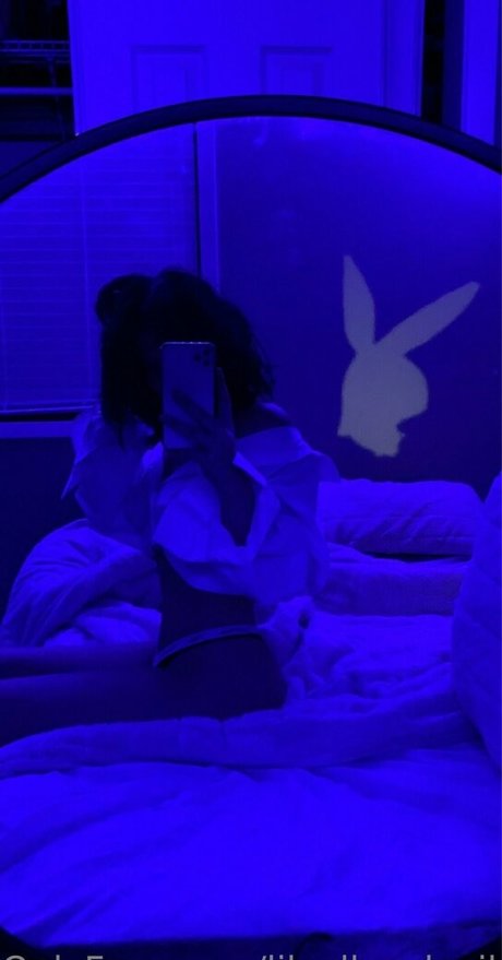 曲線美のシーメールオンリーファンズ エロチック 写真