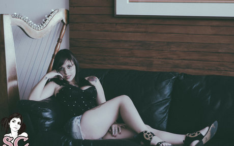 Thy Suicide ヌード女優 写真