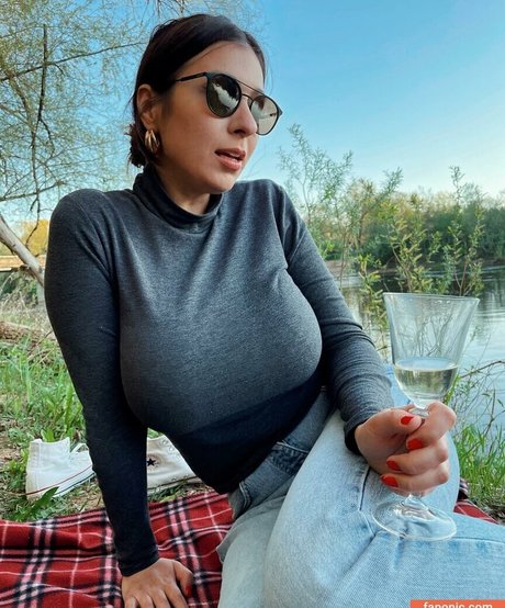 Giulia Daqna nackt exklusive fotos