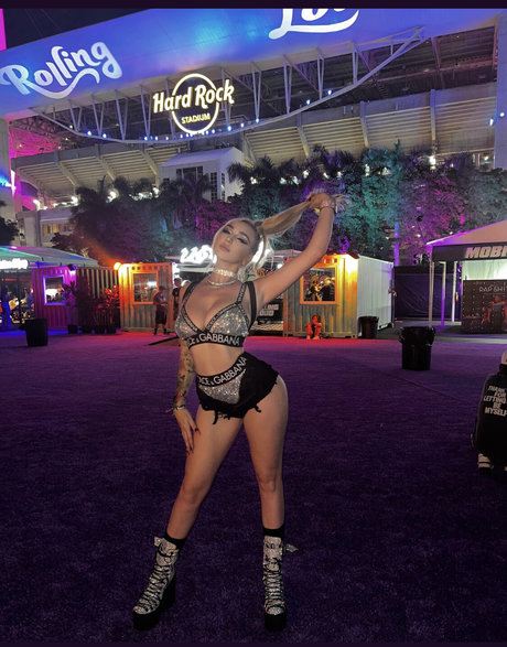 Kendra Sunderland erwachsene heiße bilder