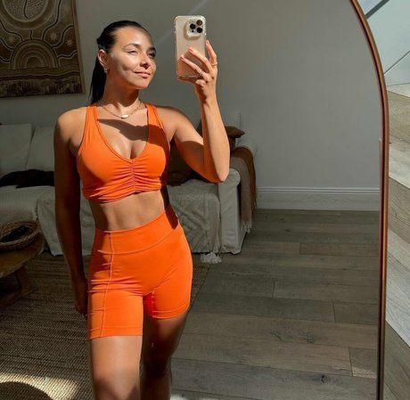 Brooke Blurton erwachsene hübsche fotos