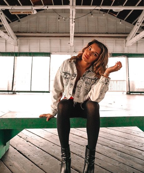 Hannah Malvone nackt sexy foto