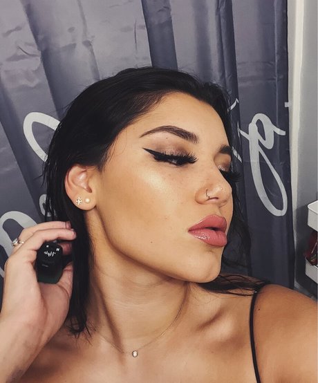 bekleidete onlyfans erwachsene kunst bilder