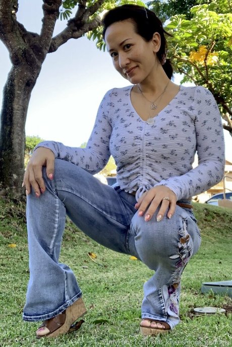 kim kisses foot goddess model nette galerie