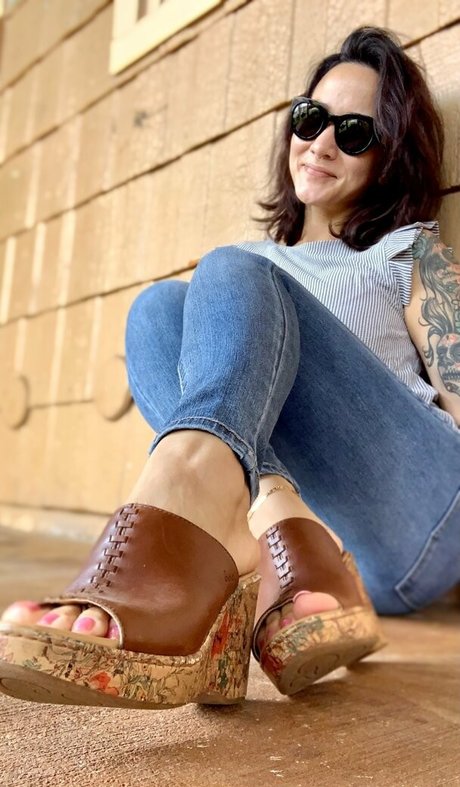 kim kisses foot goddess erwachsene hd archiv