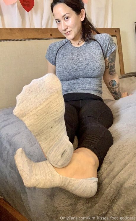 kim kisses foot goddess hd pornographische foto