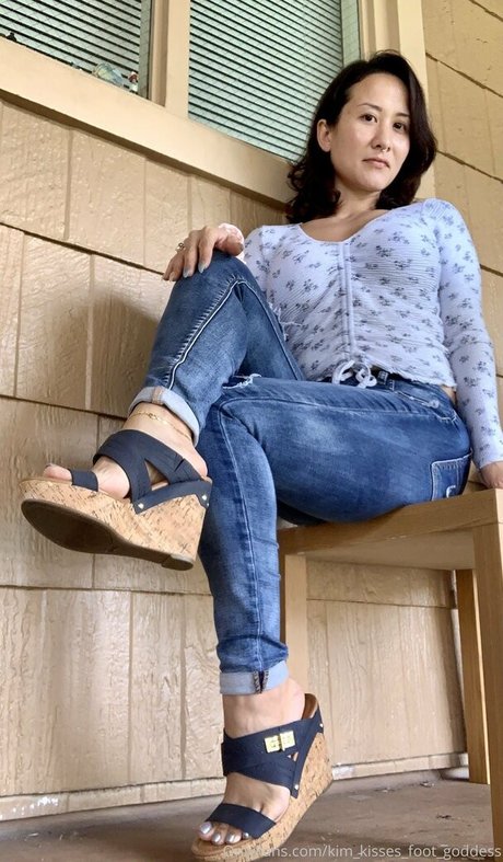 kim kisses foot goddess xxx exklusive fotos