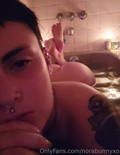 norabunnyxo nackt kunst galerien