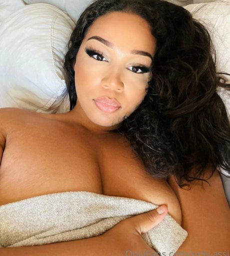 Marie Assie hübsche nackt bild