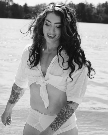 titten lutschen onlyfans freie akt bild