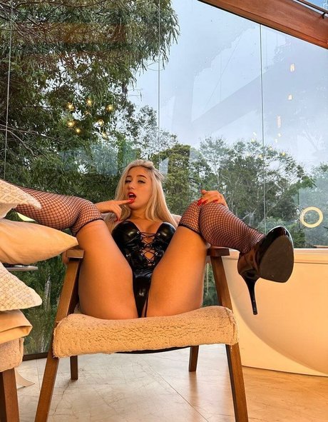 Isadora Vale Dezoitou schauspielerin kunst bilder