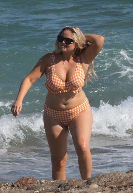 Emily Atack erwachsene heiße bilder