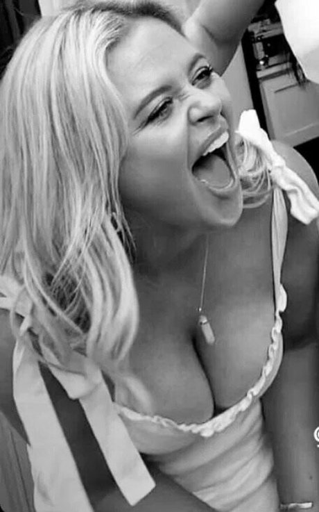 Emily Atack kunst nette bilder