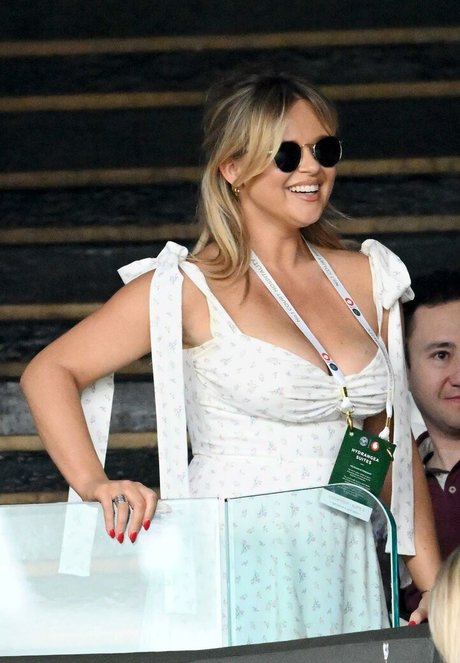 Emily Atack heiße akt bild