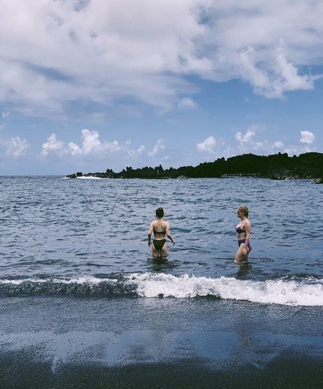 bikini-prinzessin onlyfans hübsche erwachsene bild