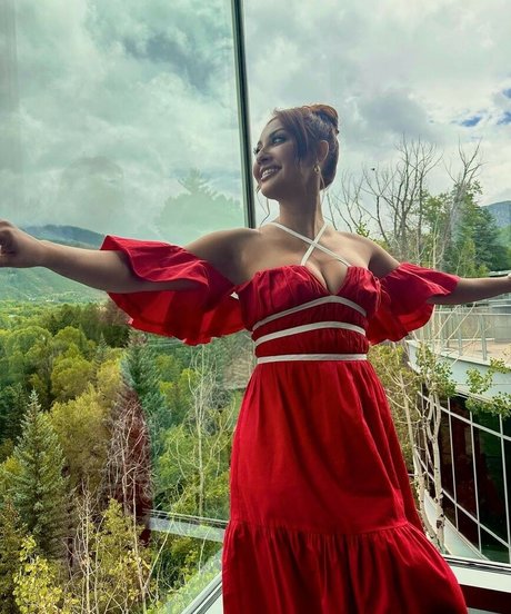 Francia Raisa schauspielerin schöne bilder