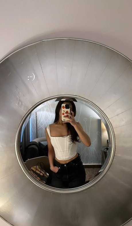 Karagii model nackten foto