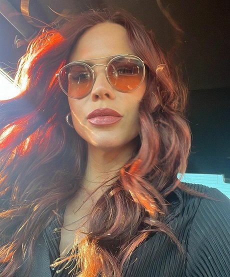 Courtney Hope top nette foto