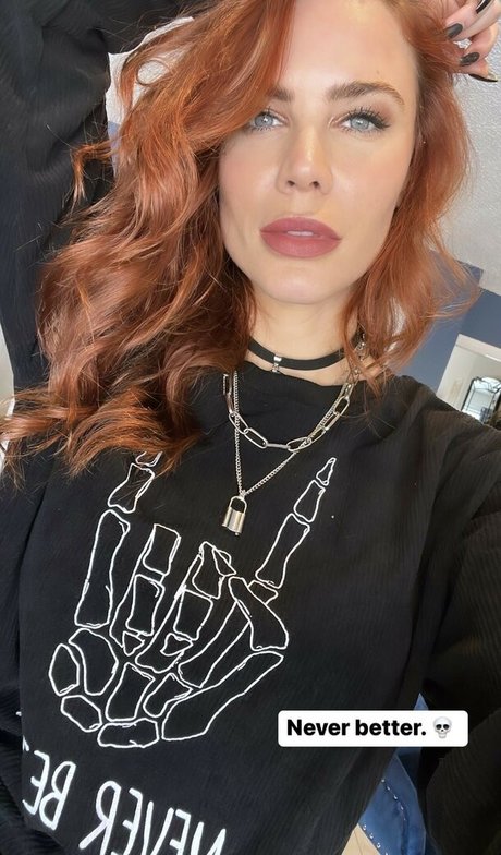 Courtney Hope hd nackten bilder