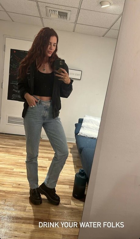 Courtney Hope kunst beste bild