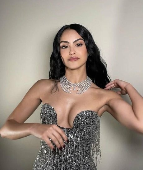Camila Mendes sexy perfekte bilder