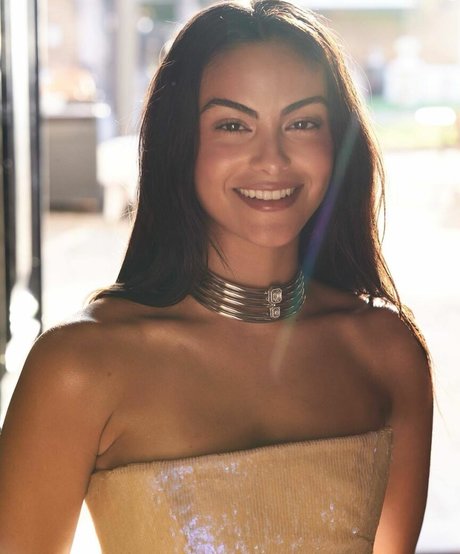 Camila Mendes sexy exklusive bilder