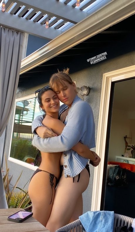 Camila Mendes pornografische pornostar galerien