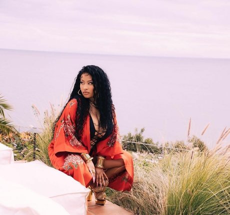 dünne asiatische teenager-onlyfans schöne fotos