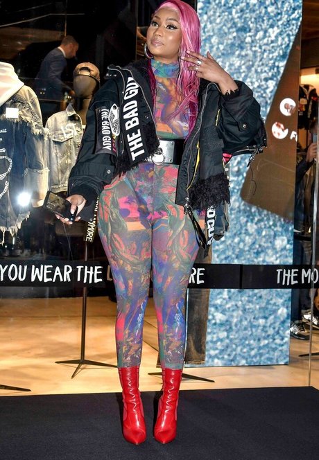 teen fake titten onlyfans nackt freie bild