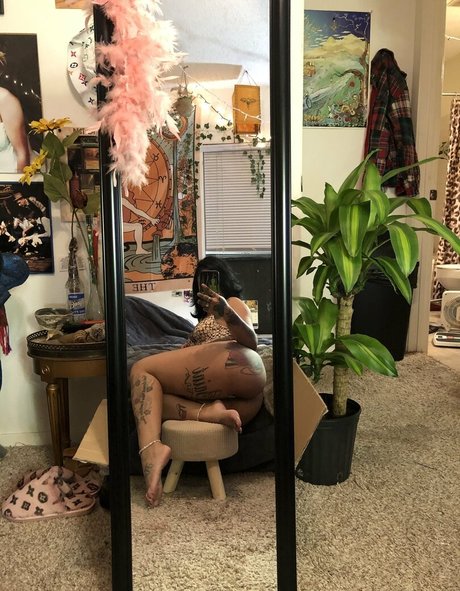 tsunamimami model nackte bild