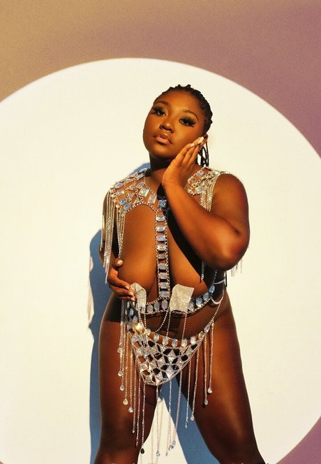 Devicartel model pornografische bilder