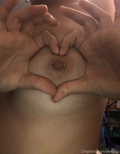 beebuzz hübsche nacktheit foto