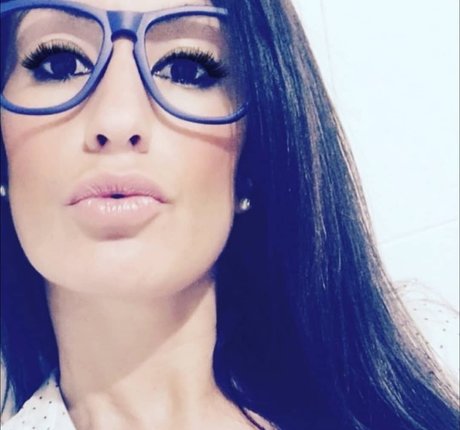 Lara Moreno sexy kunst galerie