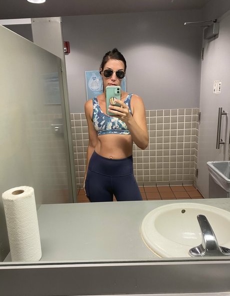 vollbusige rothaarige teen onlyfans heiße akt bild